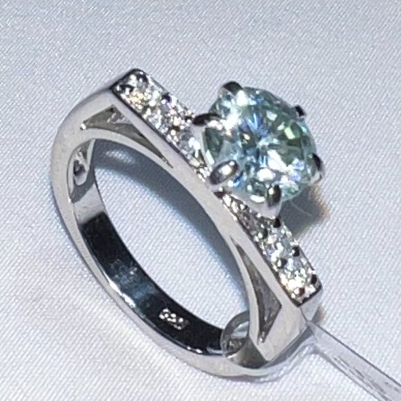 Silver Mossianite ring SIZE 7,new - Picture 1 of 4